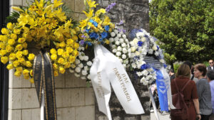 Έσπασαν καρδιές στην κηδεία του Μάριου Οικονόμου